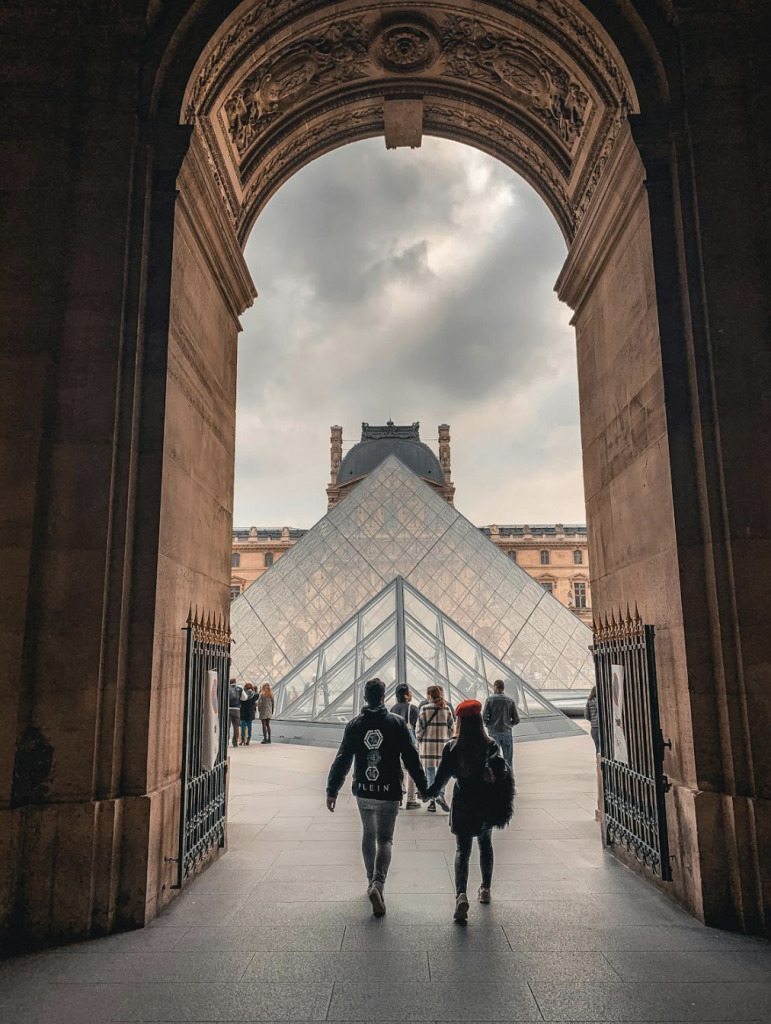 babysitter Paris Louvre