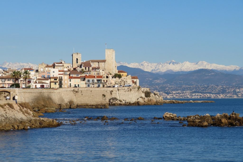 Babysitting job in Antibes: Your complete guide